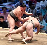 旭富士（左）が下手出し投げで藤壮大を破る