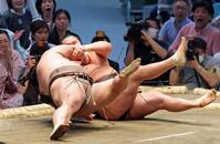 伯乃富士（左）に切り返しで敗れる豊昇龍（撮影・立川洋一郎）