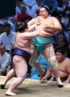 豪ノ山が押し出しで琴桜（右）を破る