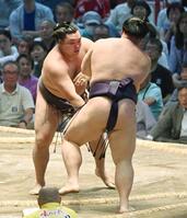 霧島（左）が押し出しで義ノ富士を下す