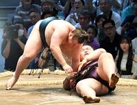 安青錦（左）が下手ひねりで王鵬を下す