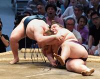 王鵬（右）を下手ひねりで下す安青錦（撮影・立川洋一郎）
