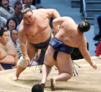 藤凌駕（左）が押し倒しで若ノ勝を破る