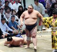 藤凌駕（右）が押し倒しで若ノ勝を下す