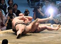 豊昇龍（右）が切り返しで伯乃富士に敗れる