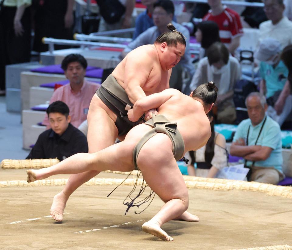 藤壮大（右）を下手出し投げで破る旭富士（撮影・立川洋一郎）