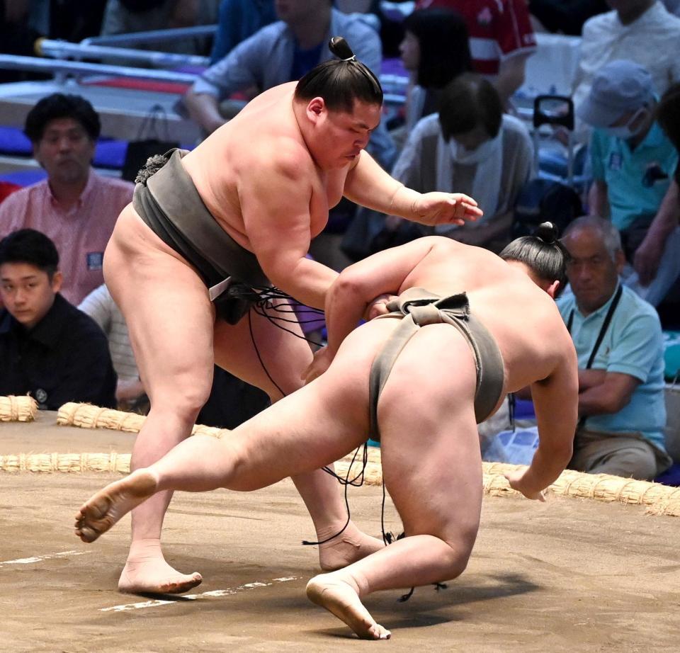 旭富士（左）が下手出し投げで藤壮大を破る