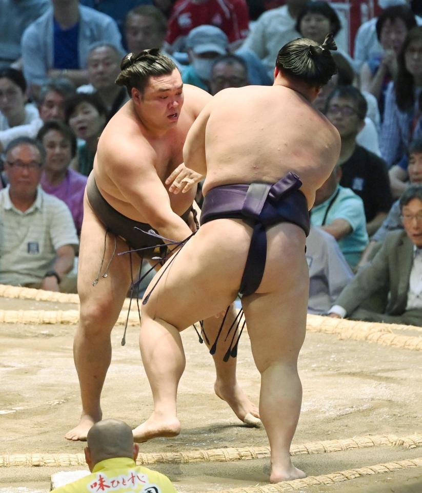 霧島（左）が押し出しで義ノ富士を下す