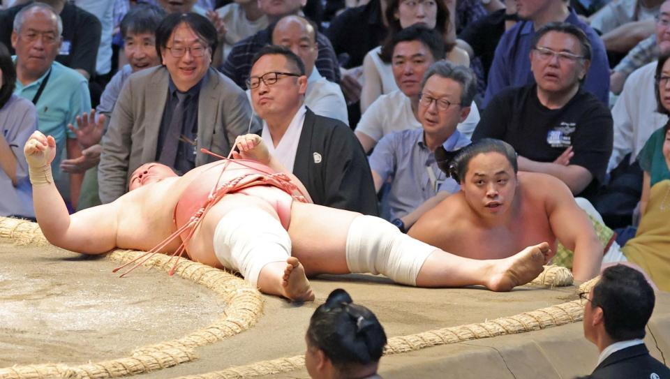 小手投げで宇良（左）を破った琴栄峰（撮影・立川洋一郎）