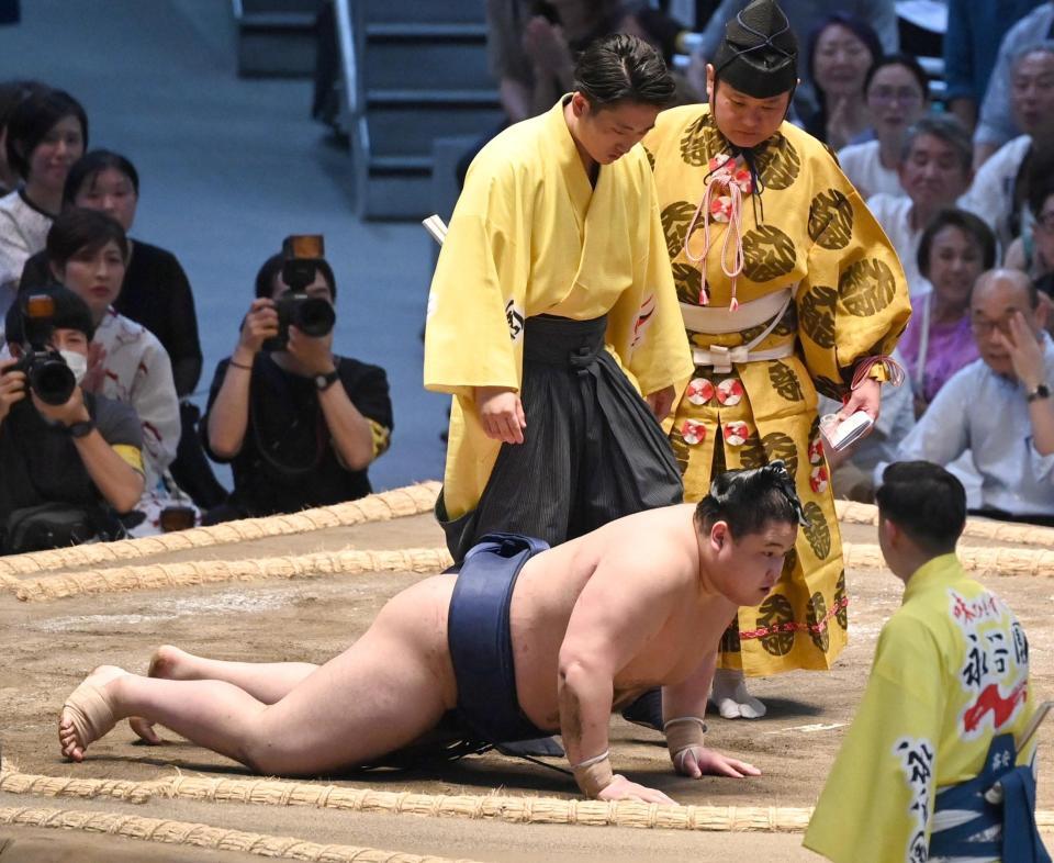 取り組み後、土俵上で動けなくなる若ノ勝