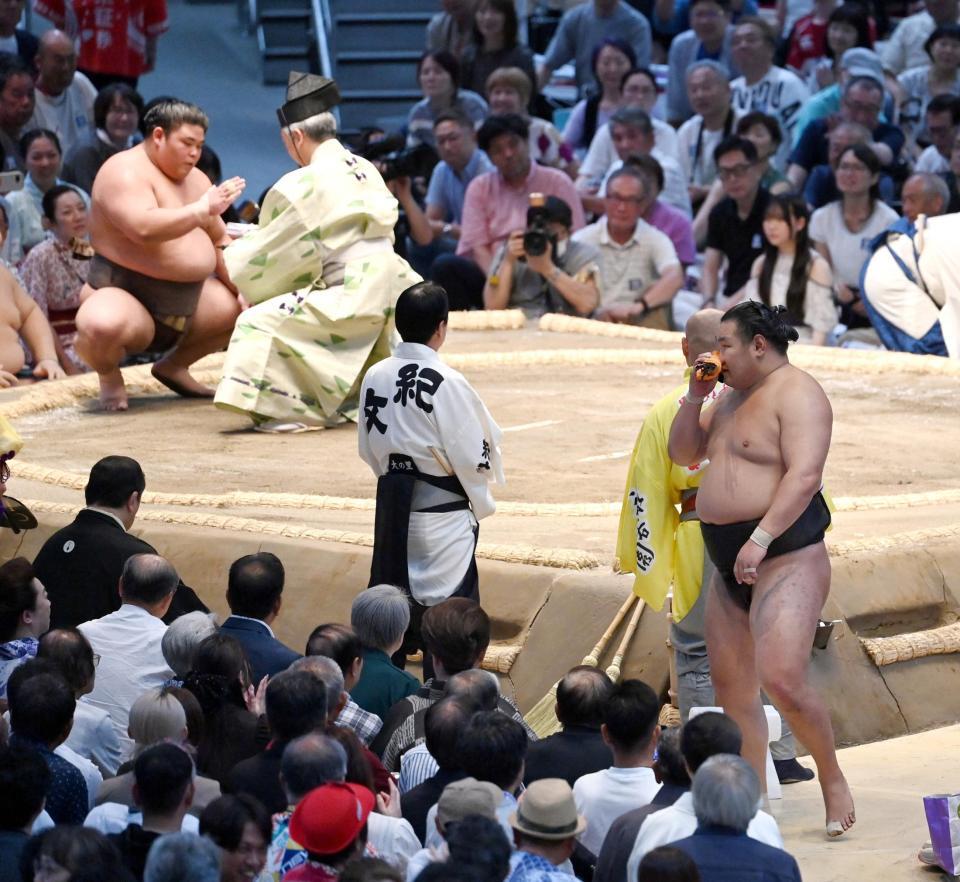 伯乃富士（奥左）に敗れ、土俵を降りる豊昇龍（手前右）