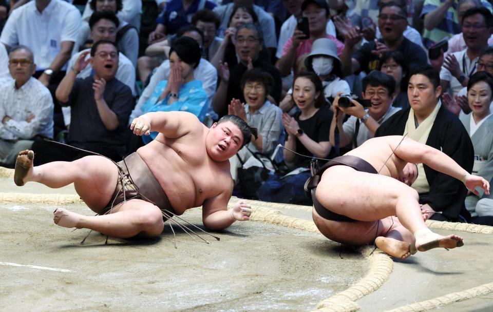 伯乃富士㊧が切り返しで豊昇龍を破る