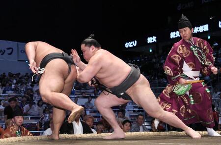 旭富士㊨が上手出し投げで竜鳳を破る
