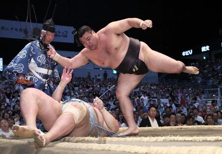霧島（右）が上手投げで琴勝峰を下す