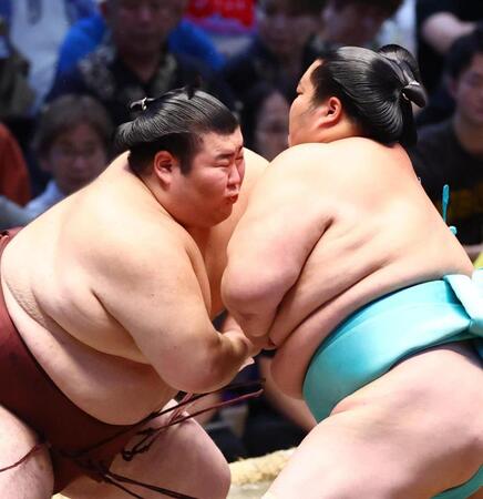 琴桜（右）を攻める熱海富士。寄り切りで破る