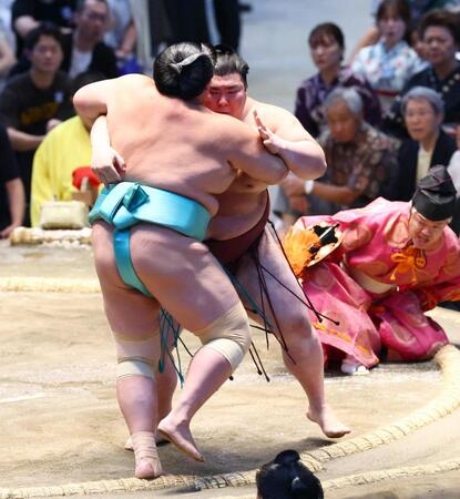 熱海富士（右）が寄り切りで琴桜を破る