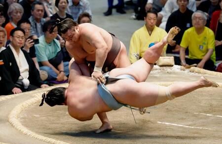 霧島が上手投げで琴勝峰を下す