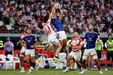 　日本-フランス　前半、空中で競り合う植田（中央左）＝ＭＵＦＧ国立