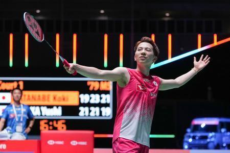 　男子シングルス準決勝で田中湧士を破り、スタンドの声援に応える渡辺航貴＝東京体育館