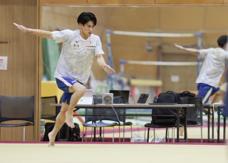 　床運動の練習をする橋本大輝＝味の素ナショナルトレーニングセンター