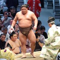 豊昇龍から金星を挙げ懸賞金を手に土俵を降りる伯乃富士（撮影・立川洋一郎）