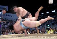 霧島（奥）が上手投げで琴勝峰を下す　