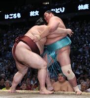 熱海富士（左）が寄り切りで琴桜を破る