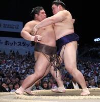 大の里（右）が寄り切りで伯乃富士を下す　