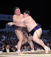 大の里（右）が寄り切りで伯乃富士を下す