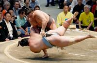 霧島が上手投げで琴勝峰を下す