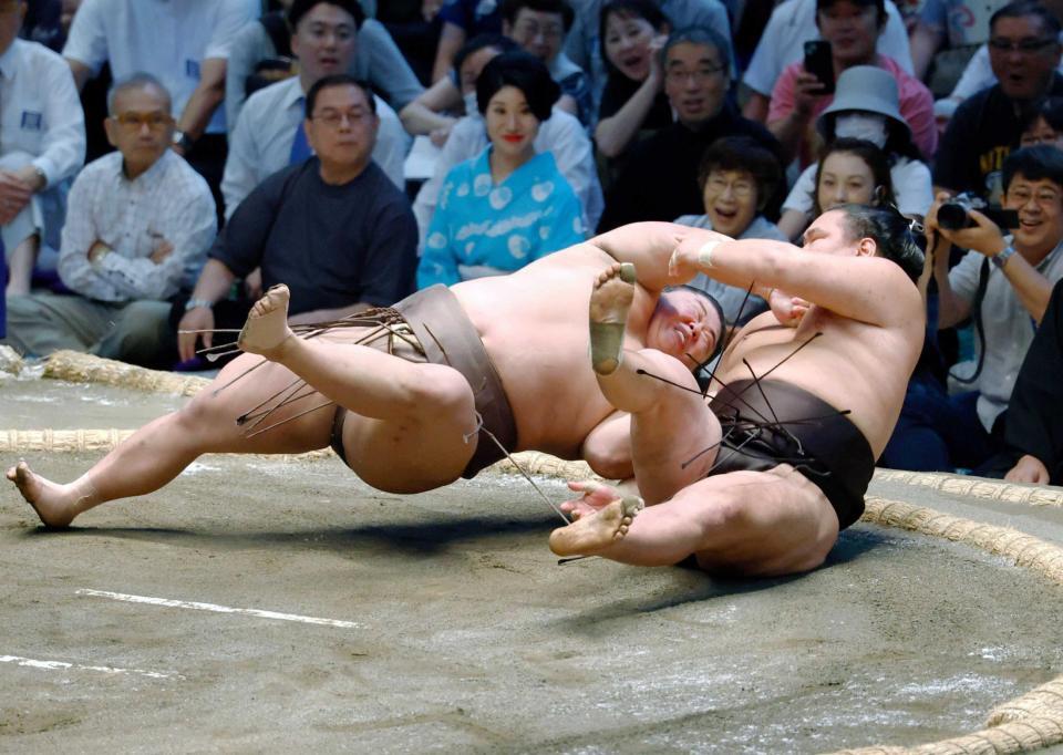 　伯乃富士（左）が切り返しで豊昇龍を破る＝ＩＧアリーナ