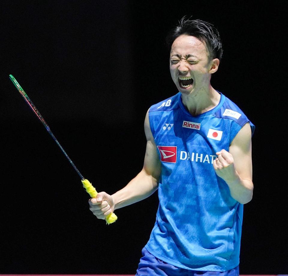 　男子シングルスで準決勝進出を決め、雄たけびを上げる田中湧士