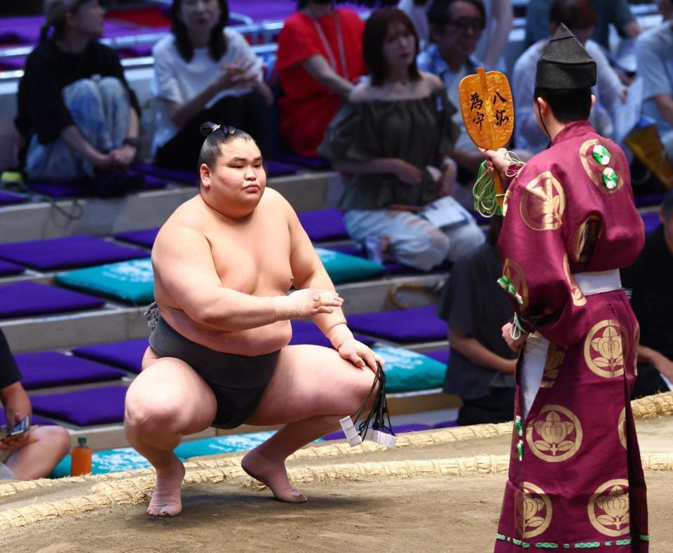 竜凰を破り、勝ち名乗りを受ける旭富士ナ