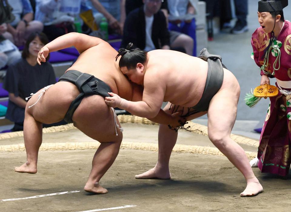 竜凰㊧を攻める旭富士