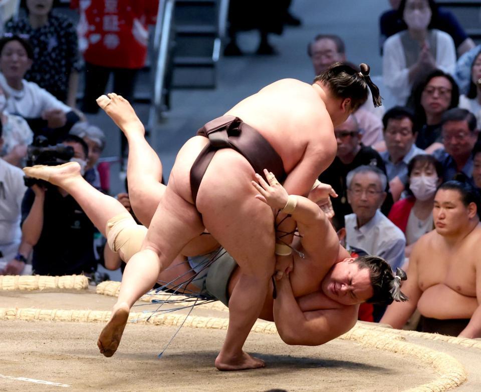霧島（手前）が上手投げで琴勝峰を下す