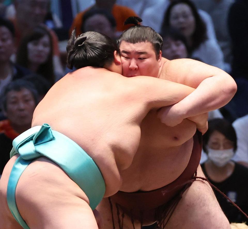 琴桜（左）を攻める熱海富士。寄り切りで破る