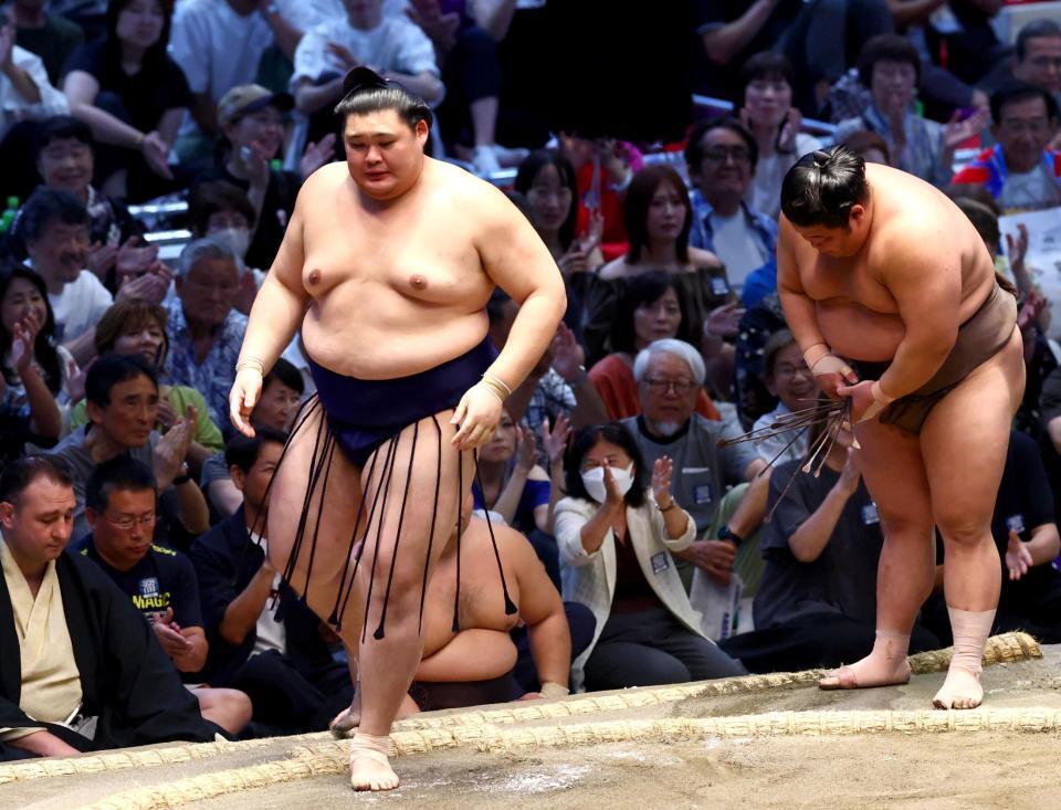 寄り切りで伯乃富士（右）を下した大の里　