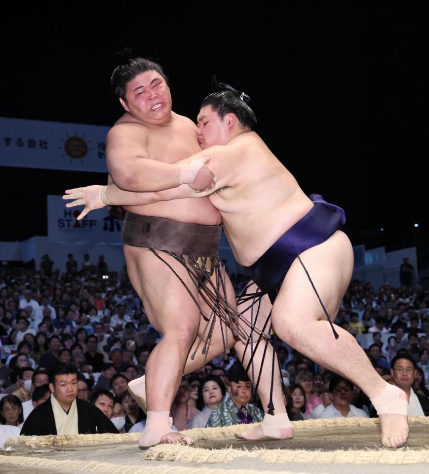 大の里（右）が寄り切りで伯乃富士を下す