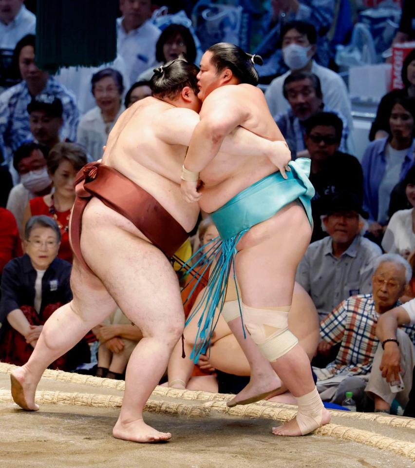 琴桜（右）が寄り切りで熱海富士に敗れる