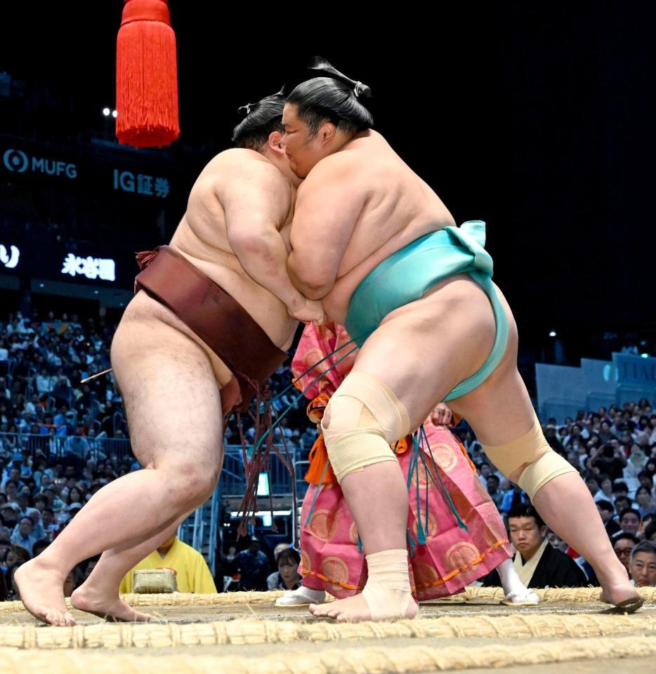 熱海富士（左）に攻められる琴桜。寄り切りで敗れる