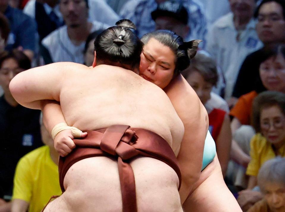 熱海富士（手前）に攻められる琴桜。寄り切りで敗れる