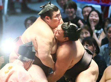 霧島（右）を攻める熱海富士。押し出しで敗れる