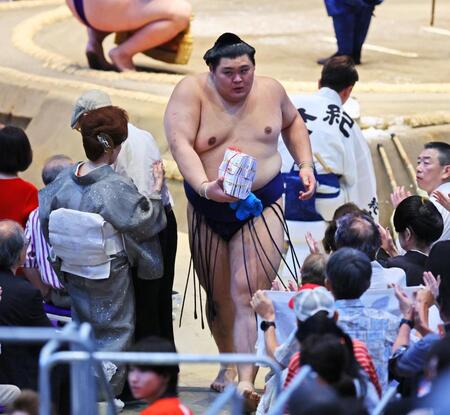 王鵬を下し、懸賞金を手に引き揚げる大の里