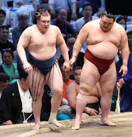 隆の勝（右）を押し出しで下した安青錦