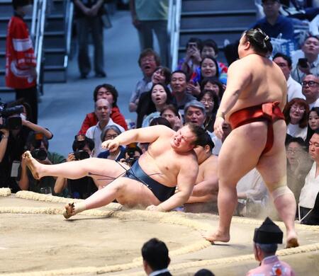 隆の勝（右）を押し出しで下し、土俵下に落ちる安青錦