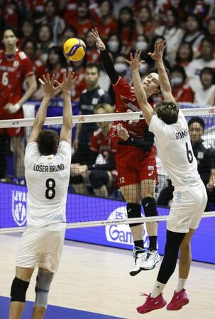 　日本－アルゼンチン　第１セット、スパイクを決める高橋藍