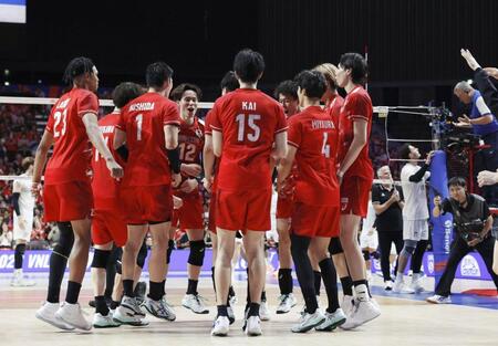 アルゼンチンに勝利し、喜ぶ日本の選手たち