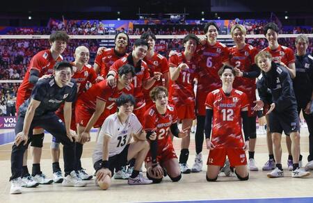アルゼンチンに勝利し、記念写真に納まる高橋藍（12）ら日本の選手たち