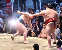 安青錦（左）が押し出しで隆の勝を下す