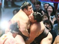 霧島（右）を攻める熱海富士。押し出しで敗れる